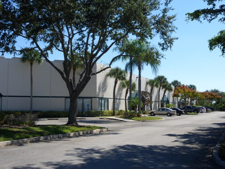 2000 Avenue P, Riviera Beach, FL à louer - Photo principale – Image 1 sur 6