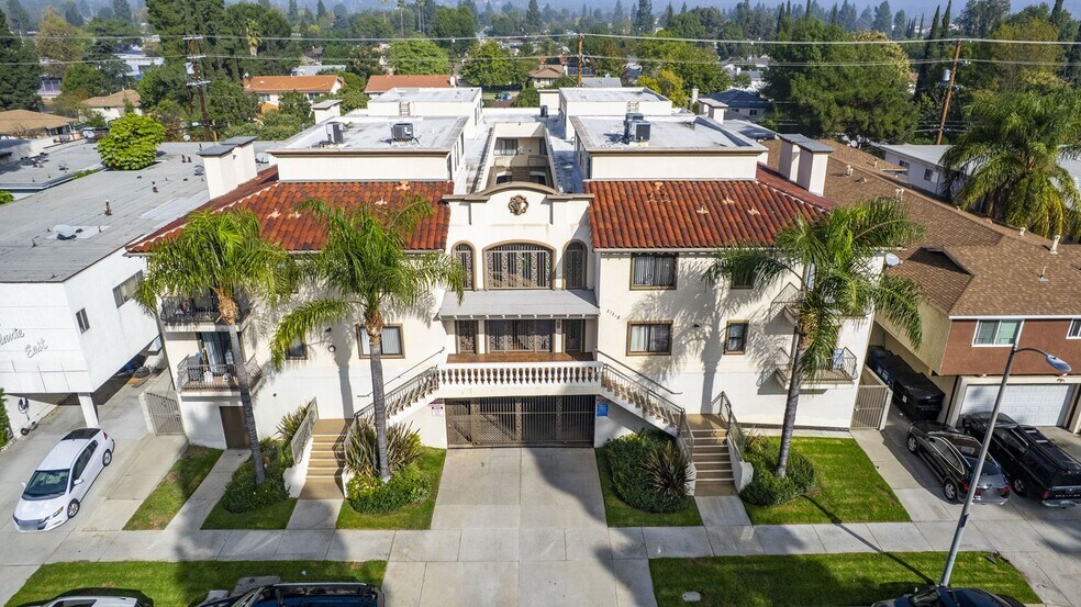 17115 Chatsworth St, Granada Hills, CA à vendre - Photo de l’immeuble – Image 2 sur 26