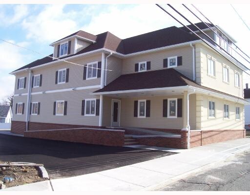 190 Pulaski Ave, Sayreville, NJ à louer - Photo principale – Image 1 sur 35