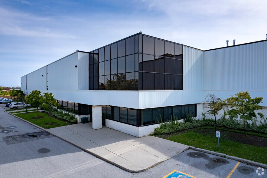 2360 Cornwall Rd, Oakville, ON à louer - Photo de l’immeuble – Image 3 sur 6