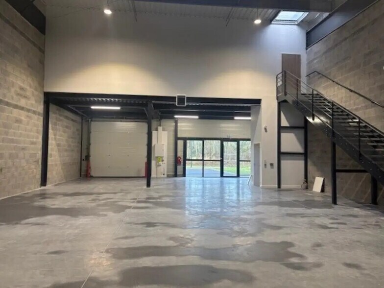 Local d’activités dans Saint-Étienne-de-Montluc à louer - Photo de l’immeuble – Image 2 sur 11