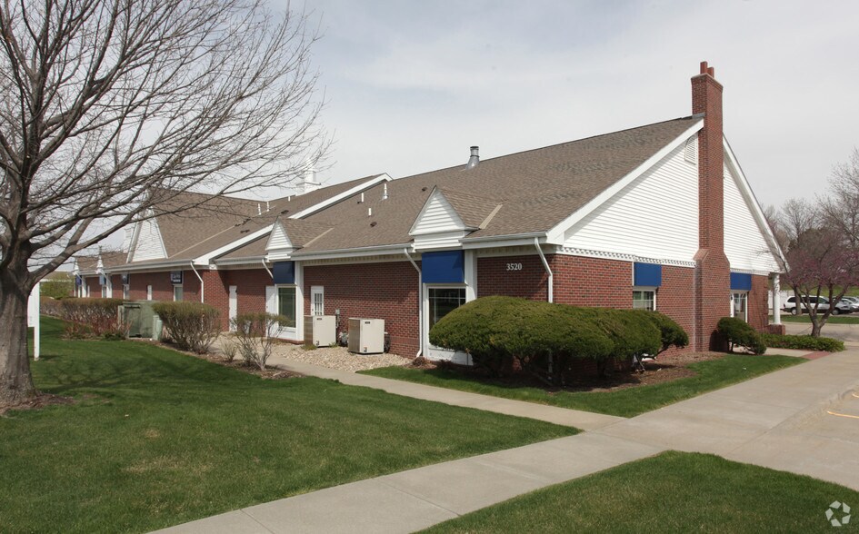 3520 Village Dr, Lincoln, NE à louer - Photo de l’immeuble – Image 2 sur 11