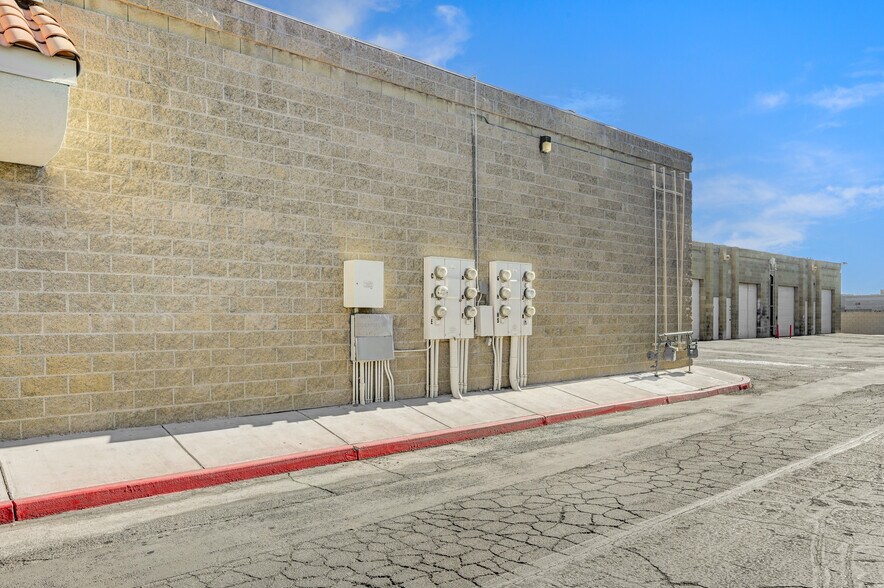 101 W Brooks Ave, North Las Vegas, NV à vendre - Photo de l’immeuble – Image 3 sur 7