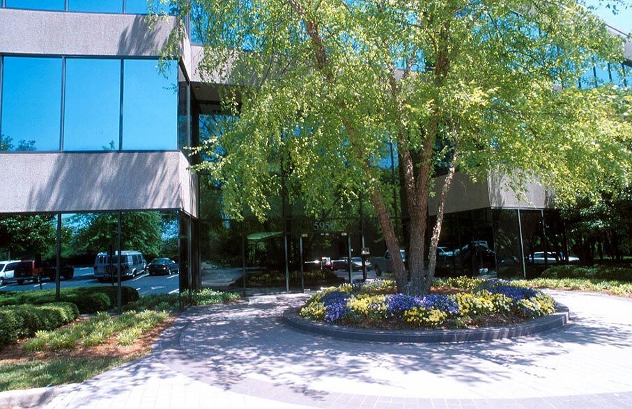 5950 Live Oak Pky, Norcross, GA à louer - Photo de l’immeuble – Image 2 sur 59