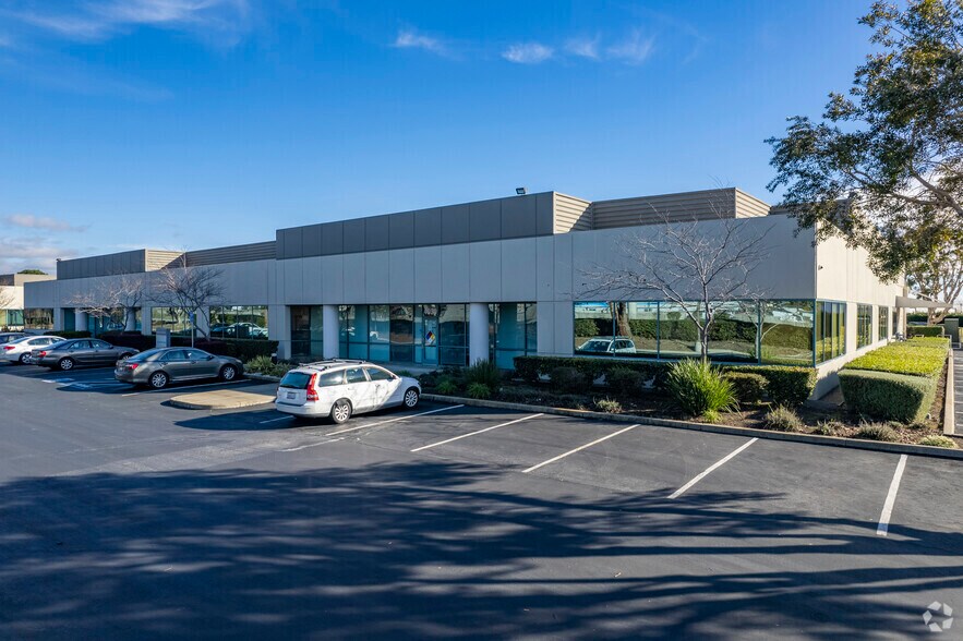 4030 Point Eden Way, Hayward, CA à louer - Photo principale – Image 1 sur 5