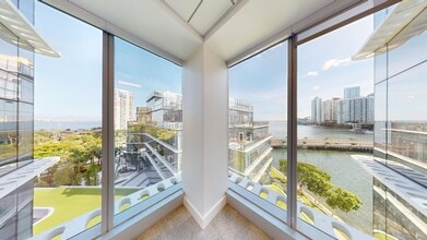 501 Brickell Key Dr, Miami, FL à louer Photo de l’immeuble– Image 2 sur 7