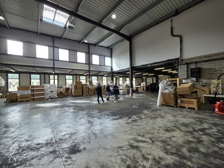 Local d’activités dans Tremblay-en-France à louer - Photo de l’immeuble – Image 2 sur 6