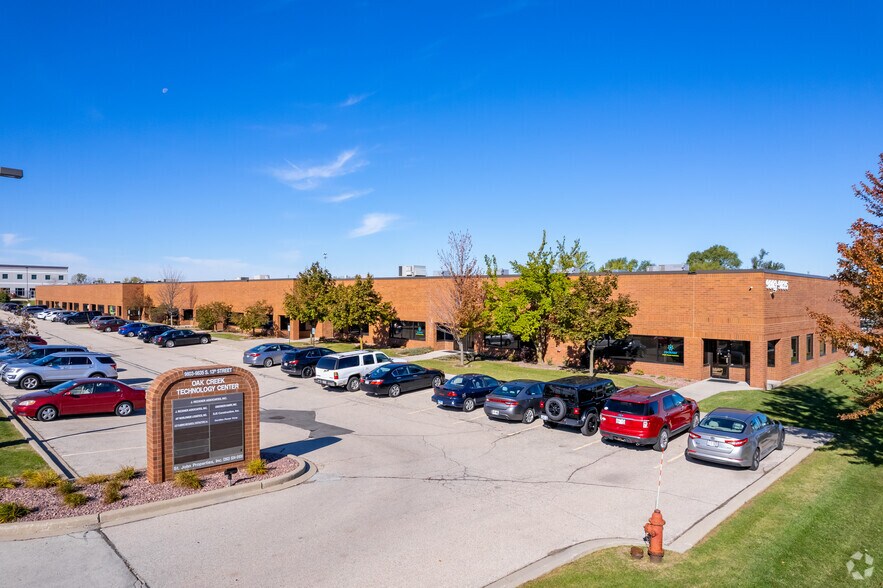 9803-9835 S 13th St, Oak Creek, WI à louer - Photo principale – Image 1 sur 9