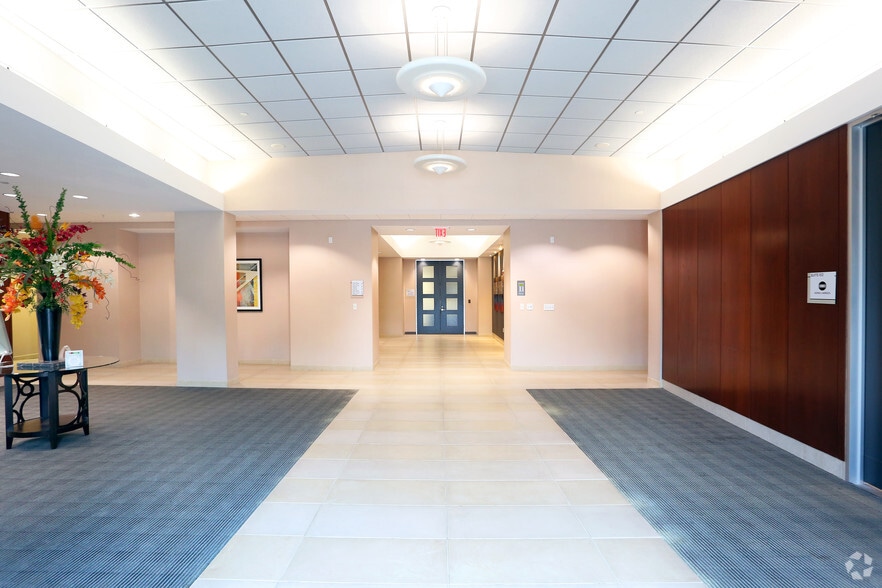 101 Paramount Dr, Sarasota, FL à louer - Hall d’entrée – Image 2 sur 11