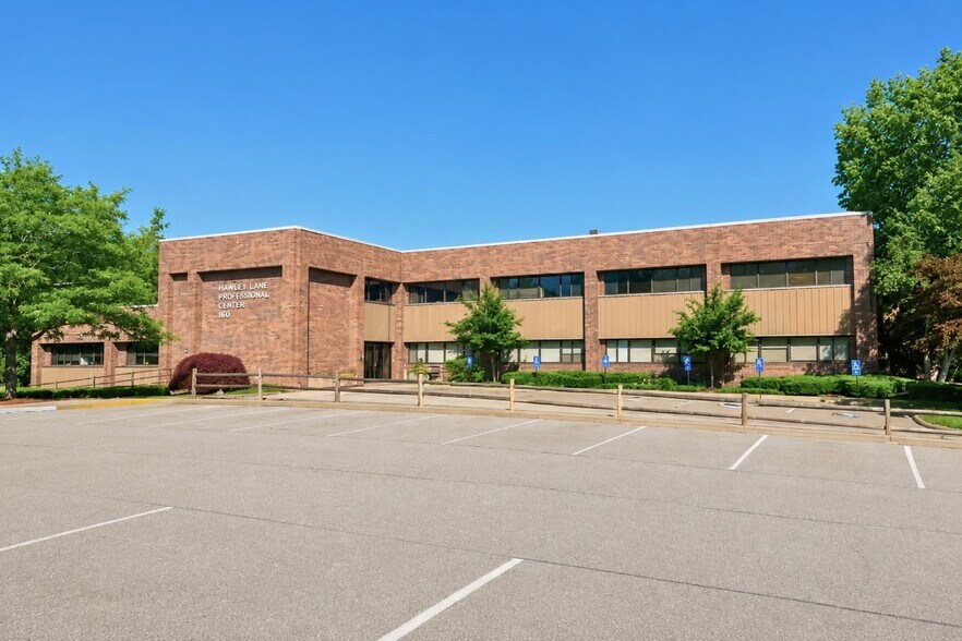 160 Hawley Ln, Trumbull, CT à vendre - Photo de l’immeuble – Image 2 sur 13