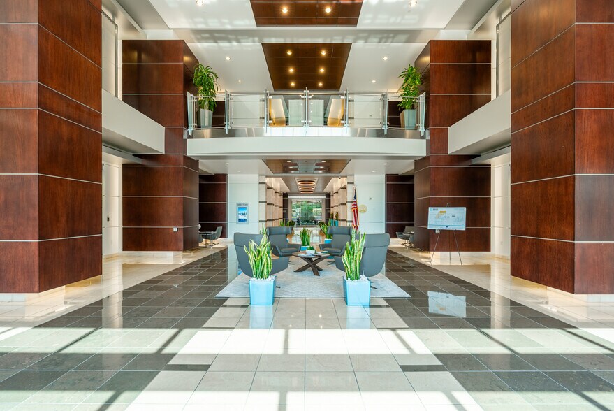 3900 E Camelback Rd, Phoenix, AZ à louer - Photo de l’immeuble – Image 3 sur 11