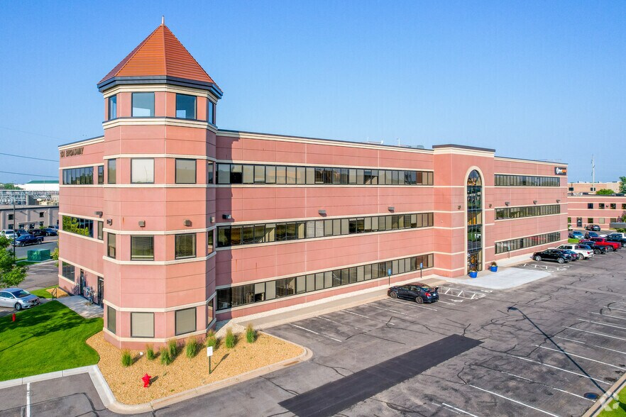 101 Broadway St W, Osseo, MN à louer - Photo de l’immeuble – Image 1 sur 20