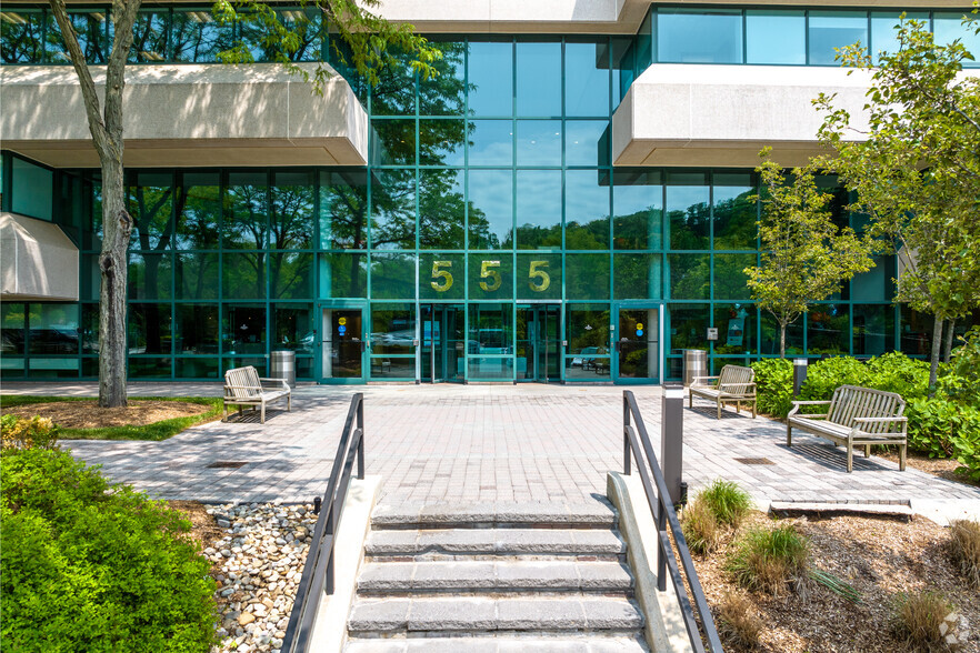 555 Taxter Rd, Elmsford, NY à louer - Photo de l’immeuble – Image 3 sur 8