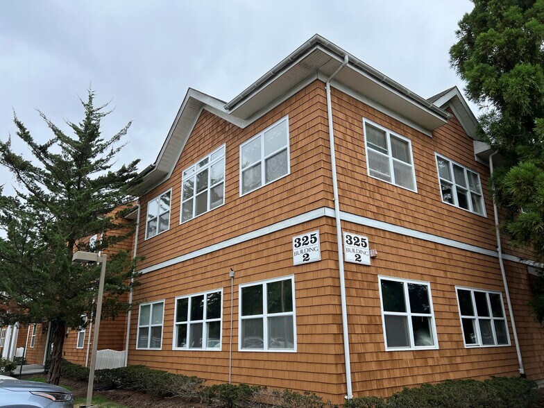 325 Meeting House Ln, Southampton, NY à louer - Photo de l’immeuble – Image 2 sur 4