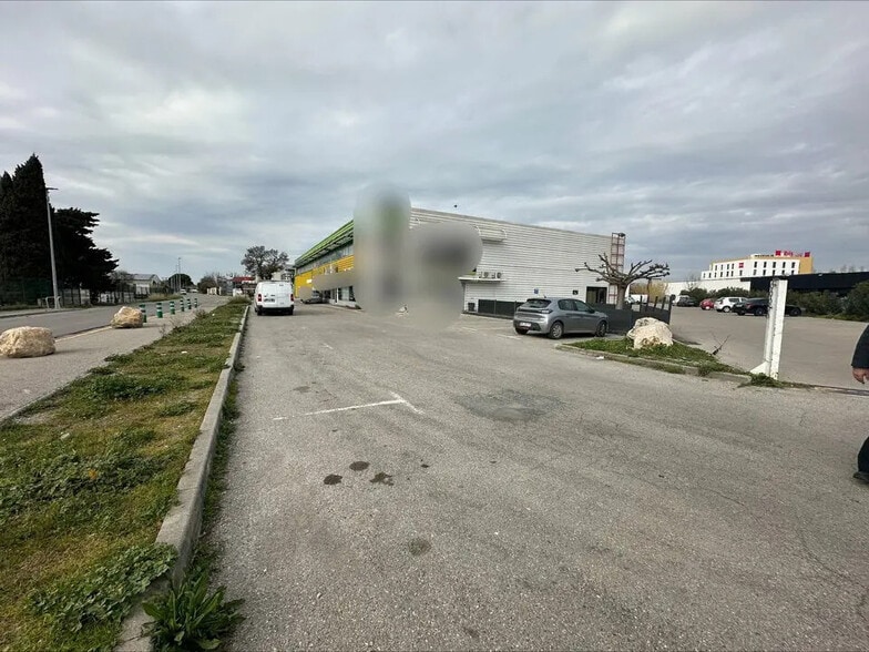 Local commercial dans Marignane à vendre - Photo de l’immeuble – Image 1 sur 7
