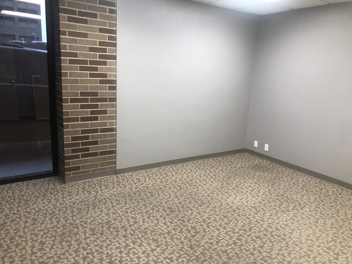 700 E 8th St, Kansas City, MO 64106 - Lot 300 -  - Photo intérieure - Image 2 of 2