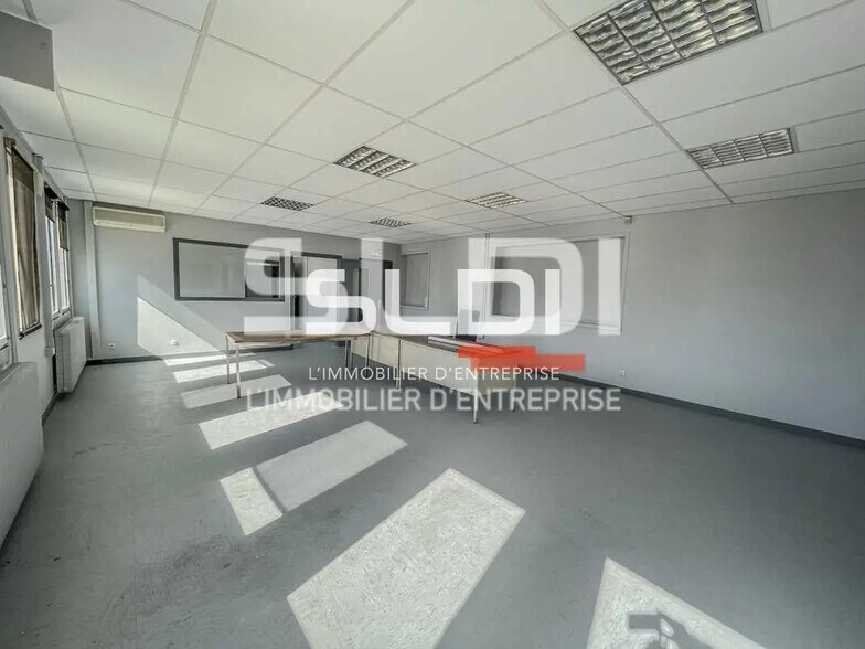 Local d’activités dans SAINT-SYMPHORIEN-D'OZON à louer - Photo de l’immeuble – Image 2 sur 8