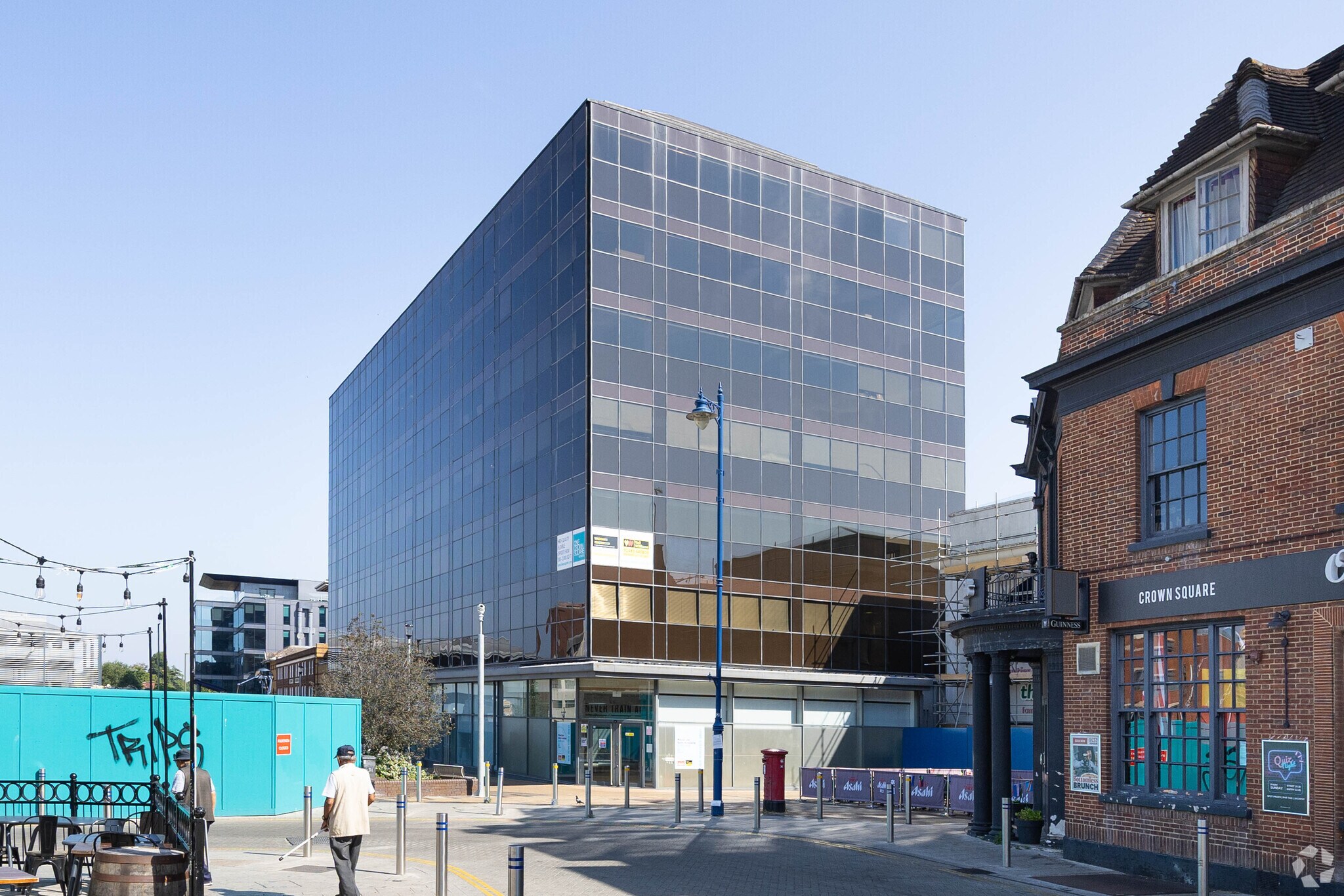 One Crown Sq, Woking à louer Photo principale– Image 1 sur 4