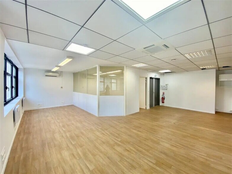 Bureau dans Issy-les-Moulineaux à louer - Photo de l’immeuble – Image 2 sur 8