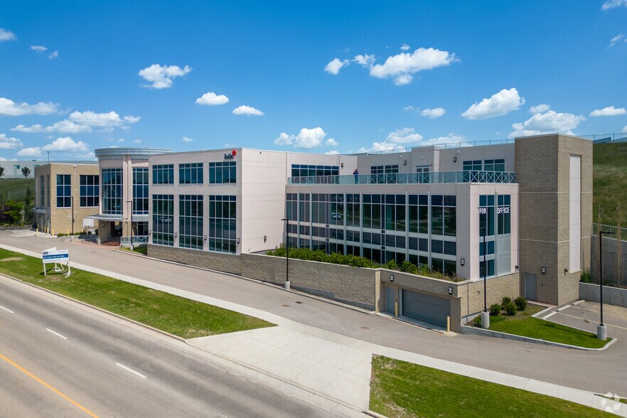 7136 11th St NE, Calgary, AB à louer - Photo de l’immeuble – Image 1 sur 25