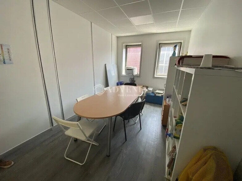 Bureau dans Montigny-le-Bretonneux à louer - Photo de l’immeuble – Image 1 sur 7