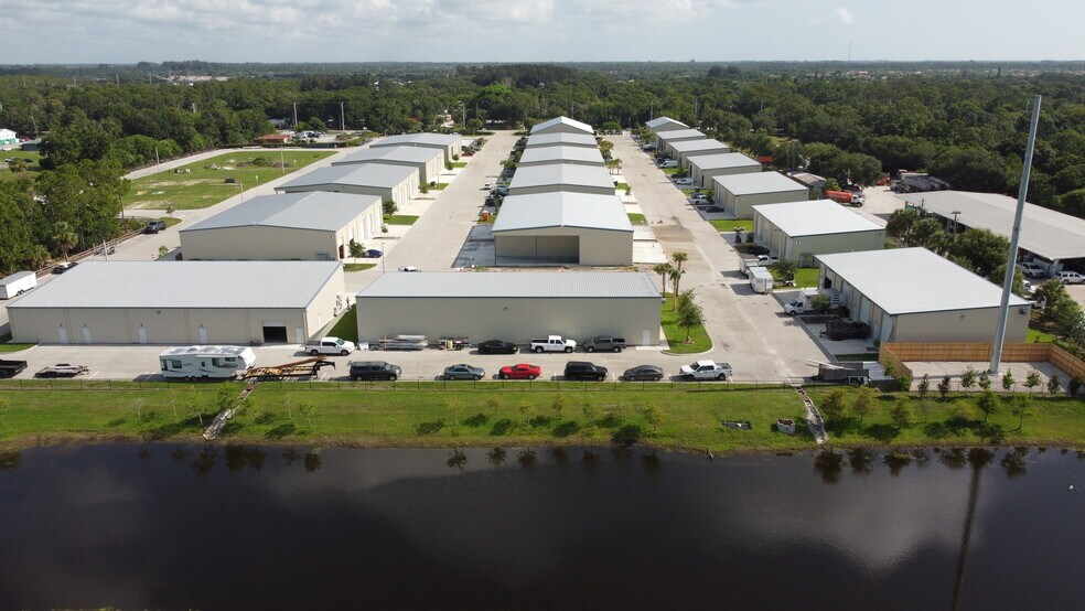 5265 45th St, Vero Beach, FL à louer - Photo de l’immeuble – Image 3 sur 38
