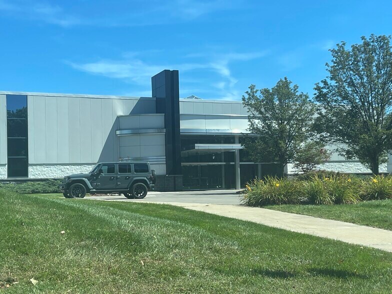 30240 Oak Creek Dr, Wixom, MI à louer - Photo de l’immeuble – Image 2 sur 4