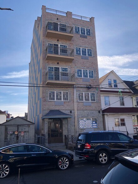170-14 89th Ave, Jamaica, NY à vendre - Photo principale – Image 1 sur 26