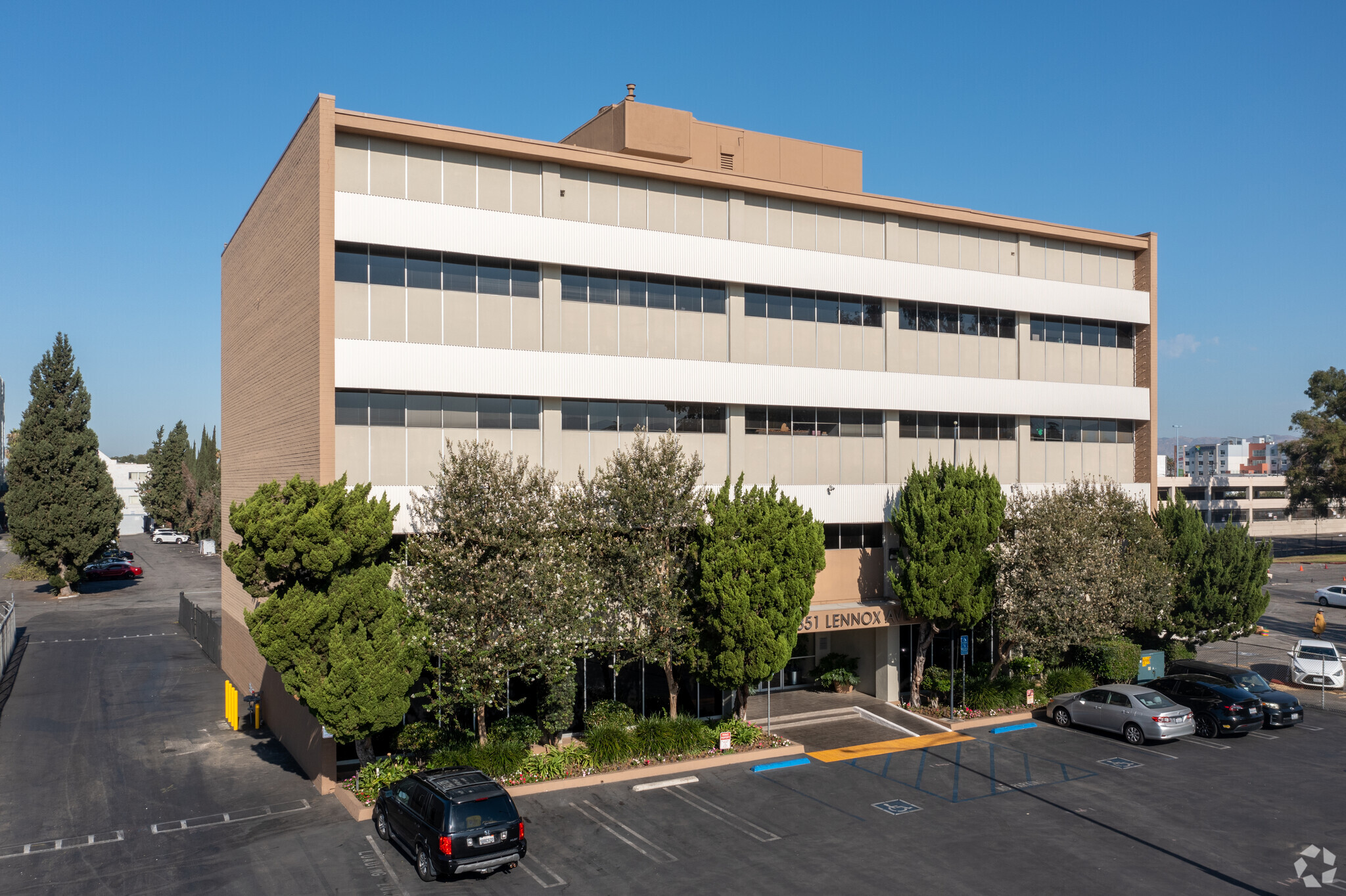 6851 Lennox Ave, Van Nuys, CA à louer Photo principale– Image 1 sur 15