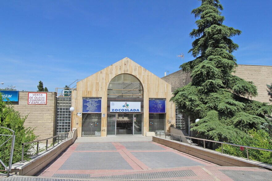 Local commercial dans Coslada, Madrid à vendre - Photo de l’immeuble – Image 1 sur 7