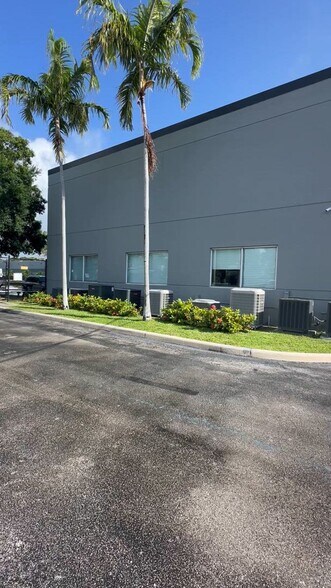 590 Goolsby Blvd, Deerfield Beach, FL à vendre - Vidéo sur l’annonce professionnelle – Image 3 sur 46