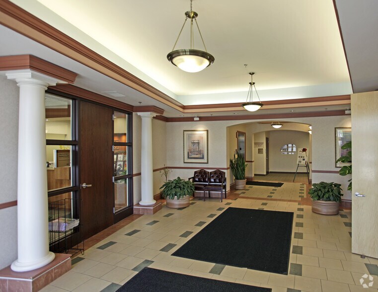 1185 Town Centre Dr, Eagan, MN à louer - Hall d’entrée – Image 2 sur 15
