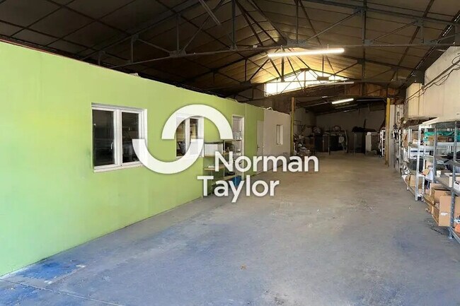 Plus de détails pour Local d'activités à louer