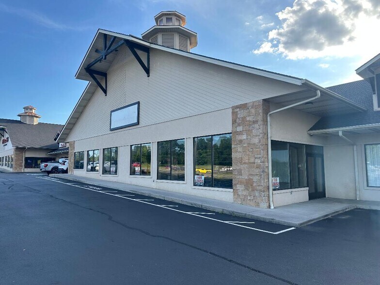 725 Parkway, Sevierville, TN à louer - Photo de l’immeuble – Image 3 sur 13