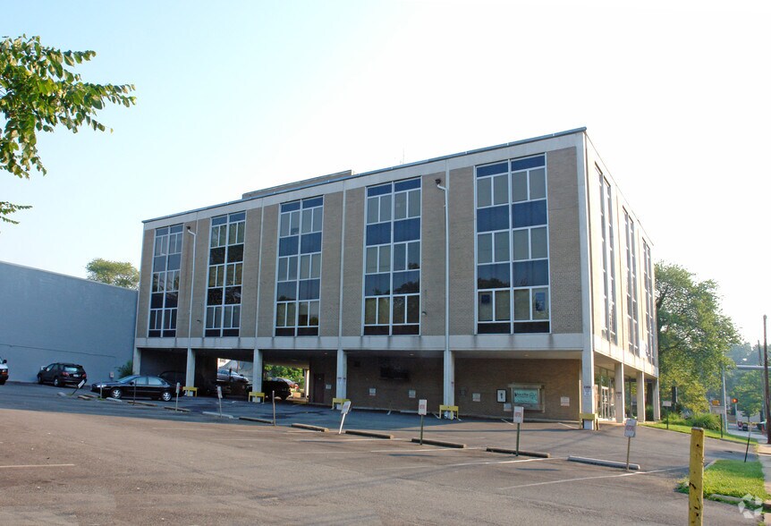 701 W Broad St, Falls Church, VA à louer - Photo de l’immeuble – Image 3 sur 29