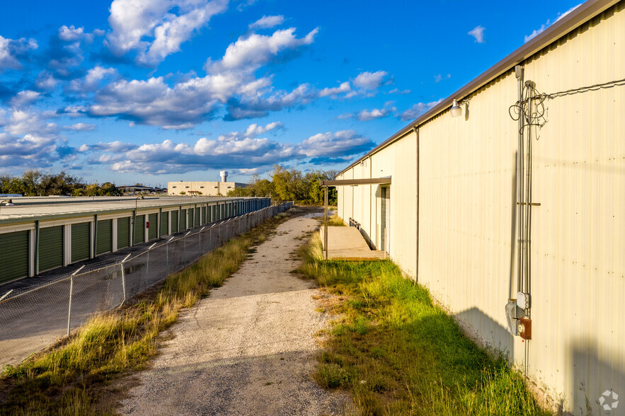 440 E IH-10, Seguin, TX à louer - Photo de l’immeuble – Image 3 sur 6