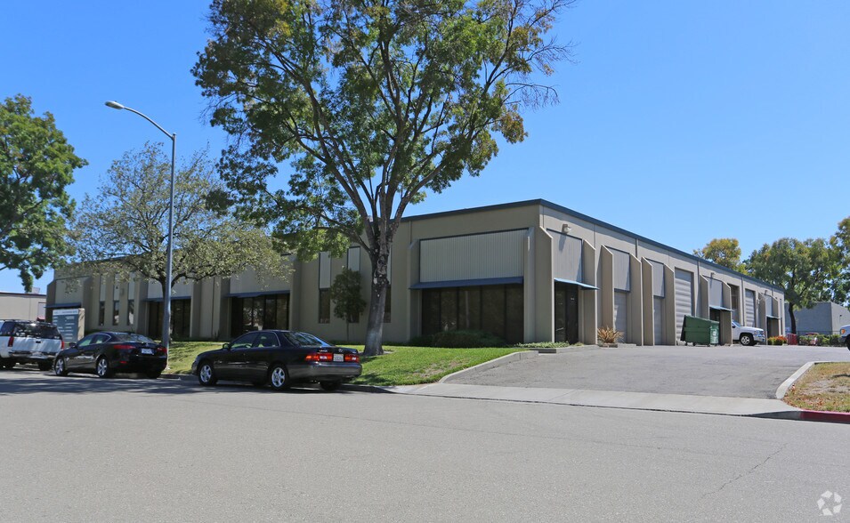 1048 Serpentine Ln, Pleasanton, CA à louer - Photo de l’immeuble – Image 3 sur 7