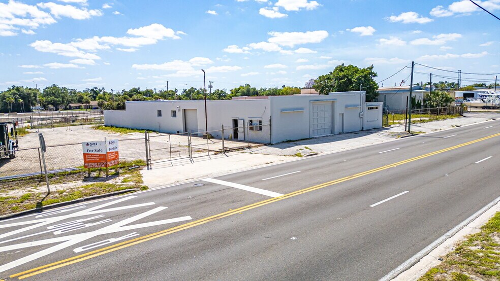 2111 Fowler St, Fort Myers, FL à vendre - Photo de l’immeuble – Image 2 sur 15