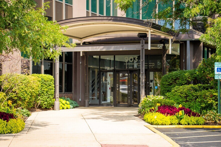 903 Commerce Dr, Oak Brook, IL à louer - Photo de l’immeuble – Image 2 sur 9