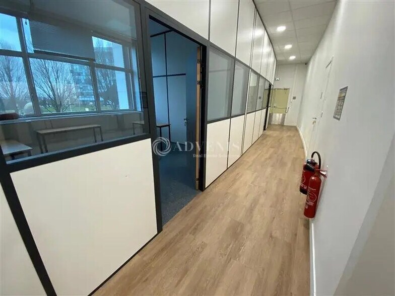 Bureau dans Noisy-le-Grand à louer - Photo de l’immeuble – Image 1 sur 8