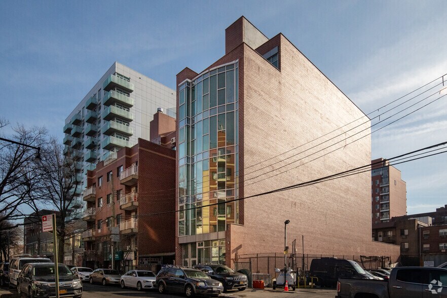 14226 37th Ave, Flushing, NY à vendre - Photo principale – Image 1 sur 3