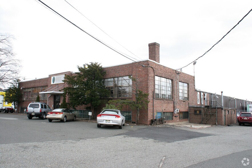 11 W Shelton Ter, Hillside, NJ à louer - Photo de l’immeuble – Image 3 sur 6