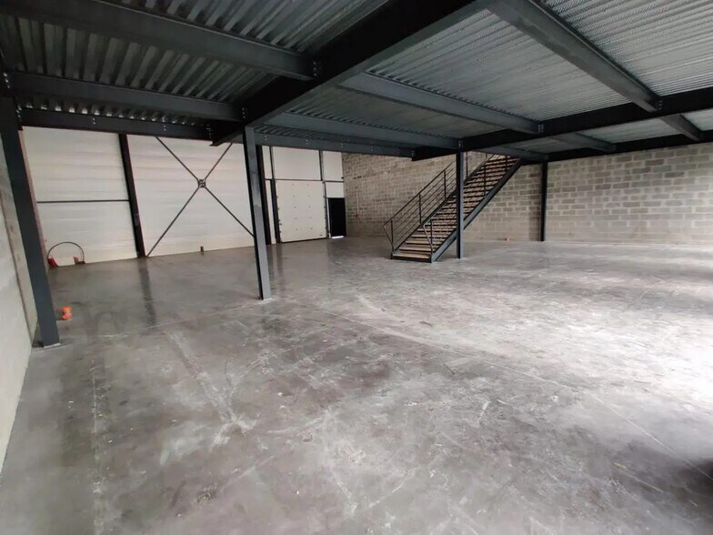 Local d'activités dans Ifs à vendre - Photo de l’immeuble – Image 3 sur 5