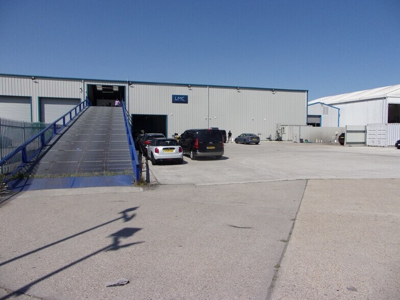 5B Oliver Rd, Grays à louer - Photo de l’immeuble – Image 3 sur 6