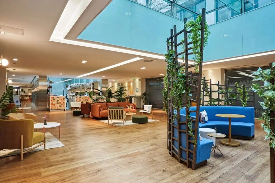 25-27 Rue D'Astorg, Paris à louer - Photo de l’immeuble – Image 3 sur 18