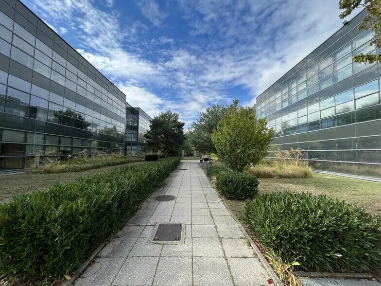 Bureau dans Saint-Priest à louer - Photo de l’immeuble – Image 1 sur 17