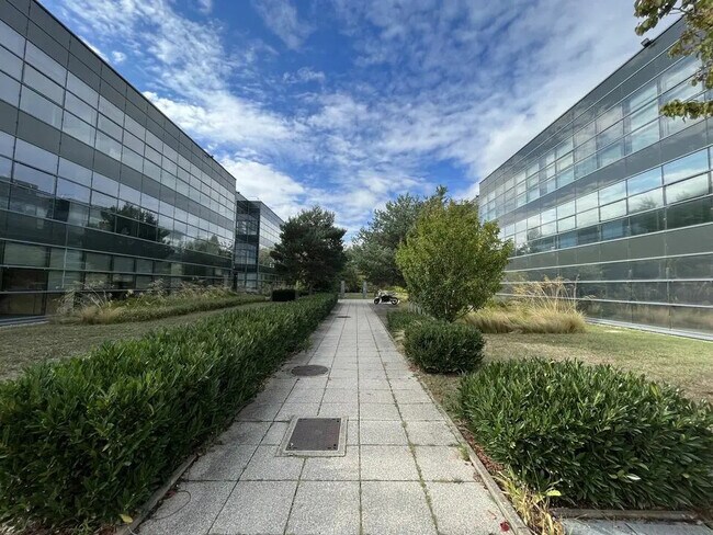 Plus de détails pour 117 Allée Des Parcs, Saint-Priest - Bureau à louer