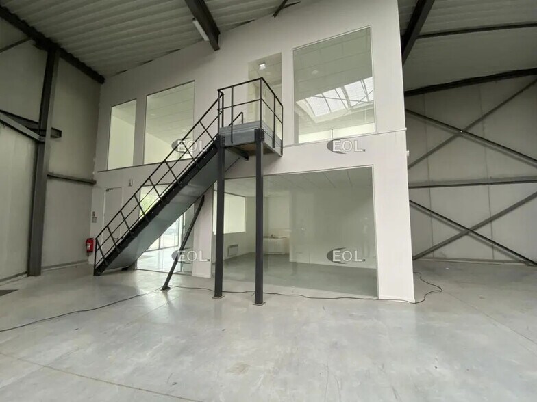 Industriel/Logistique dans Roncq à louer - Photo de l’immeuble – Image 3 sur 6