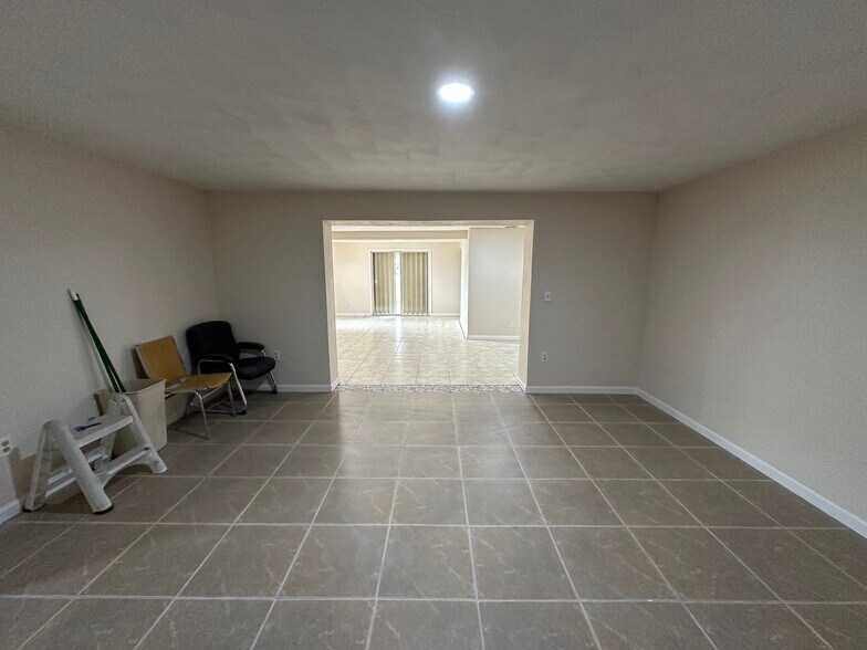 22110 Kimble Ave, Port Charlotte, FL à louer - Photo de l’immeuble – Image 3 sur 11