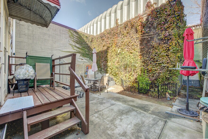 1055 Wyckoff Ave, Ridgewood, NY à vendre - Photo de l’immeuble – Image 3 sur 6